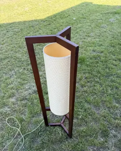 Nowoczesna lampa stojąca podłogowa – drewno i pleciony klosz boho — praca Patryk, Łódź