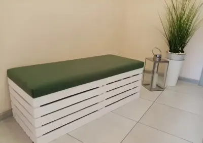 Pufa do przedpokoju tapicerowana kufer drewniany na zabawki siedzisko — praca Łukasz, Międzybórz