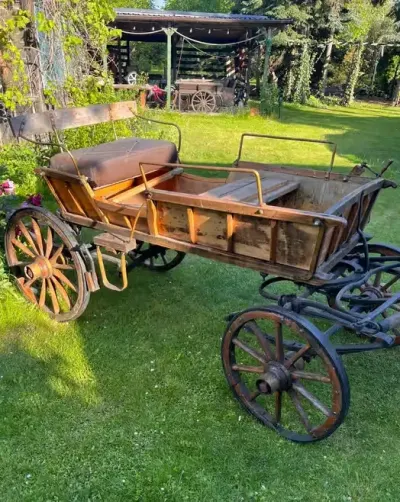 Stara bryczka konna – wyjątkowa dekoracja — praca Maciej, Legionowo