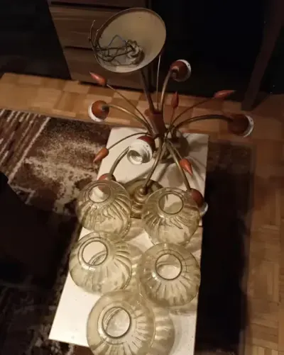 Stylowy żyrandol pięcioramienny ze szklanymi kloszami+ kinkiet. — praca Paweł Bransoleta, Września