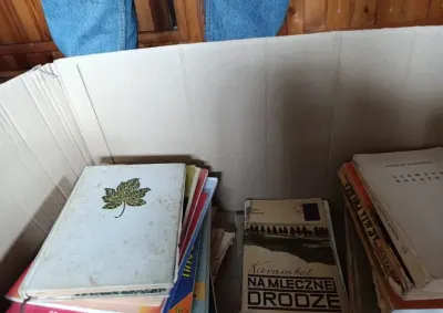 Pudło starych książek różnych antyki PRL — praca Małgorzata S., Łącko